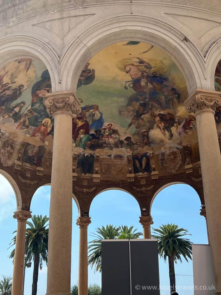 Round structure supported by 12 columns with a decorative ceiling in art nouveau style.