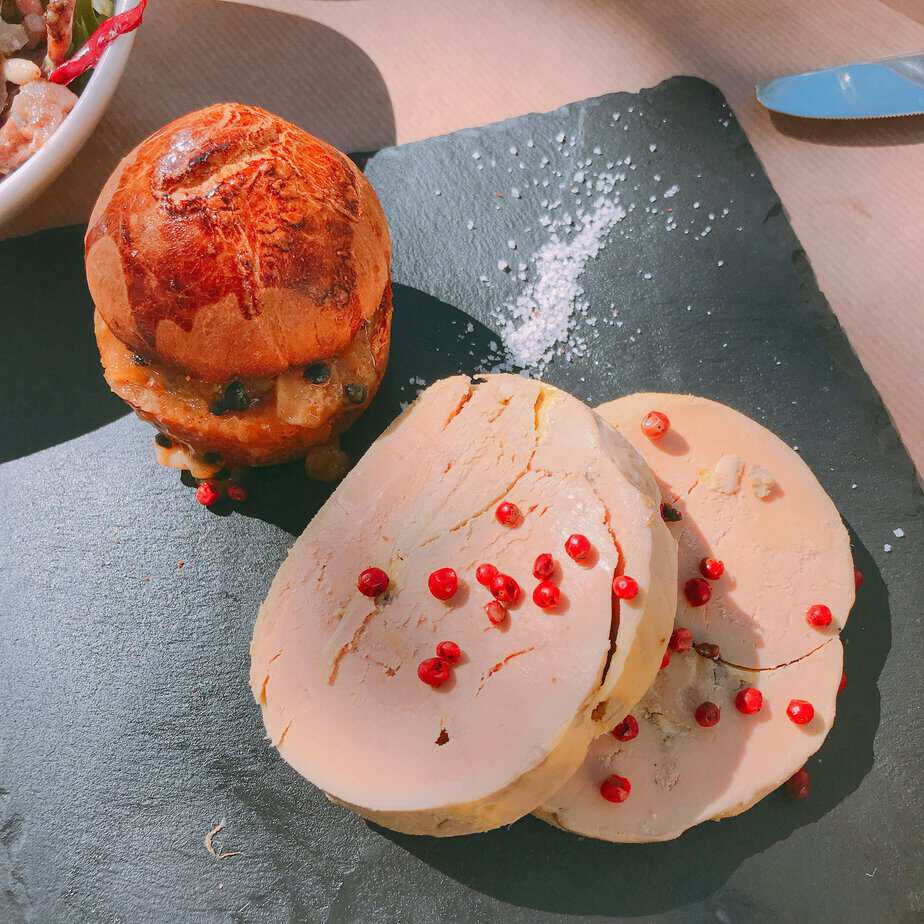 Foie gras with tomato chutney, Paris restaurant — Smooth foie gras served with toasted bread and a dollop of tomato chutney on a slate plate.