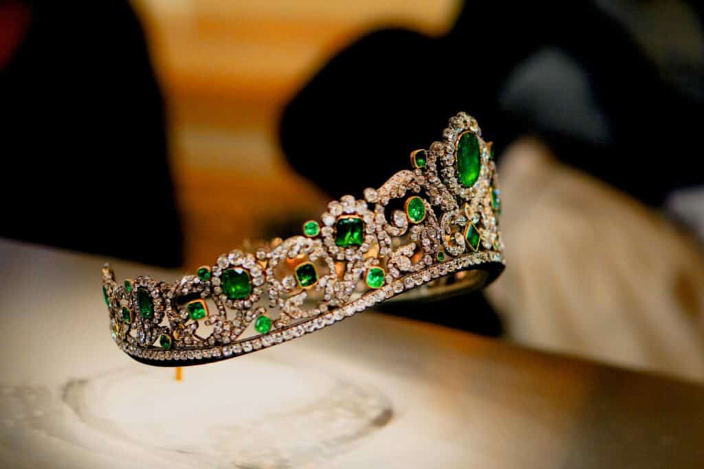 Emerald and diamond tiara, Louvre Museum — Ornate emerald-studded crown displayed in the museum’s jewellery collection.