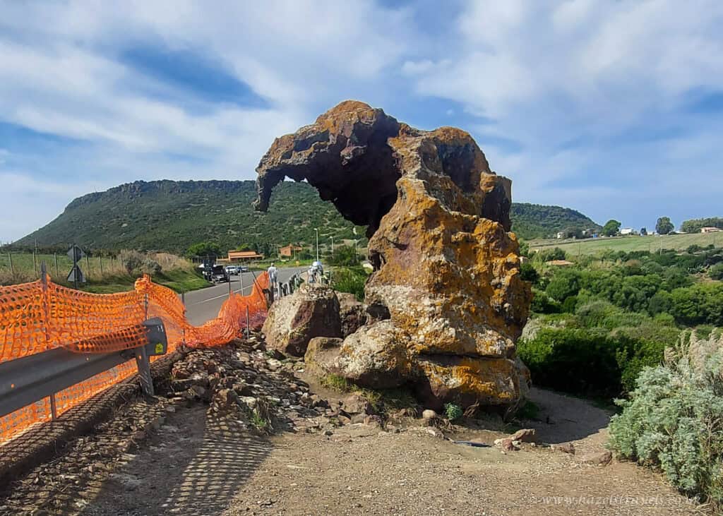 Elephant Rock, Castelsardo, Sardinia — Natural rock formation shaped like an elephant overlooking the countryside near Castelsardo.