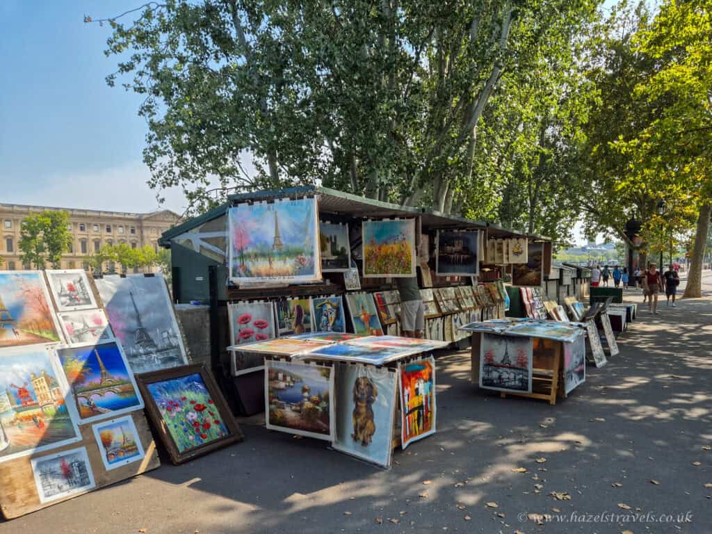 Bouquinistes along the Seine, Paris — Green bookstalls selling vintage prints and books by the riverside.