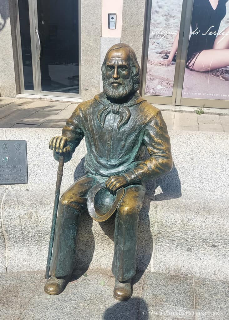 Garibaldi statue, La Maddalena - Bronze statue of Giuseppe Garibaldi holding a hat, located in Piazza Garibaldi.