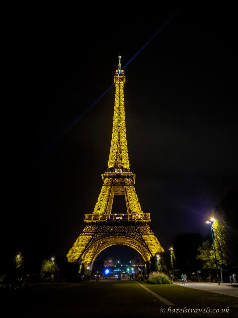 Eiffel Tower light show, Paris — The Eiffel Tower sparkling with golden lights during its evening illumination.